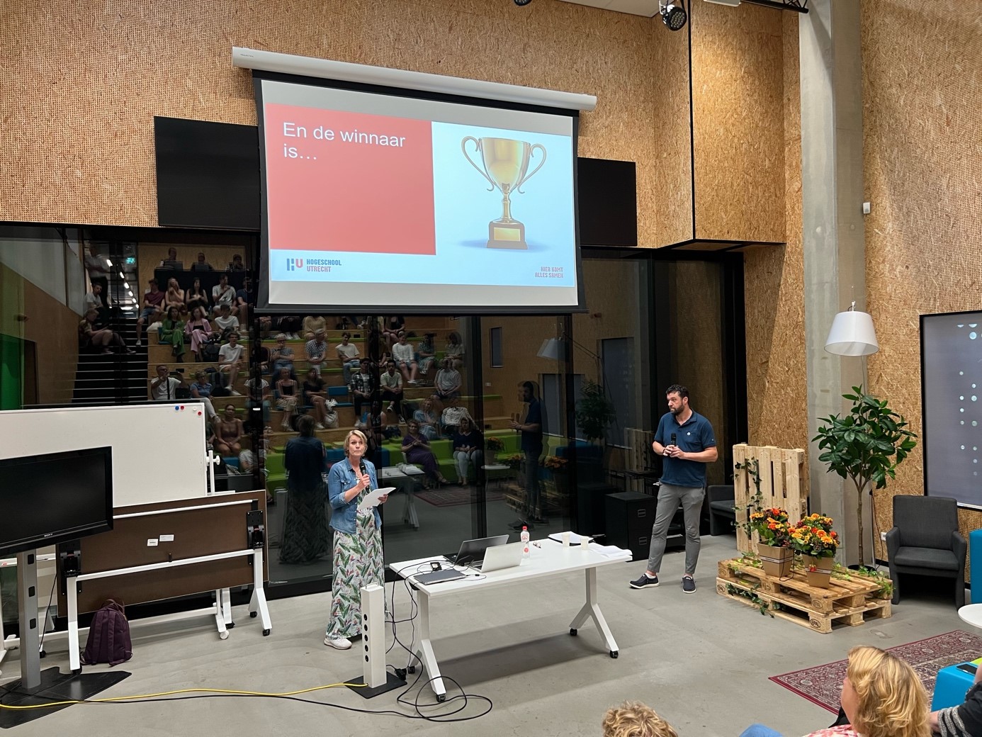 jury Rennie Rijpma (AD) en Mark Westerhoff (ANP) maken de prijswinnaars bekend