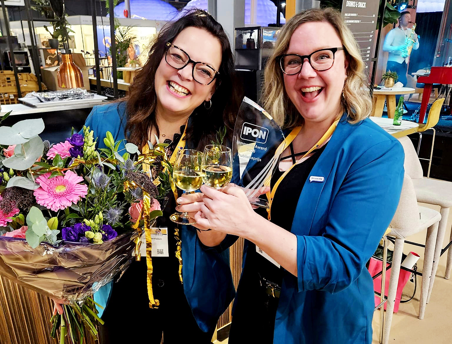 Denise en Marjolein vieren het winnen van de IPON publieksprijs